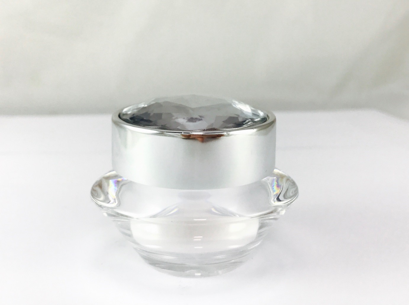 Pot rond en acrylique avec capuchon en diamant